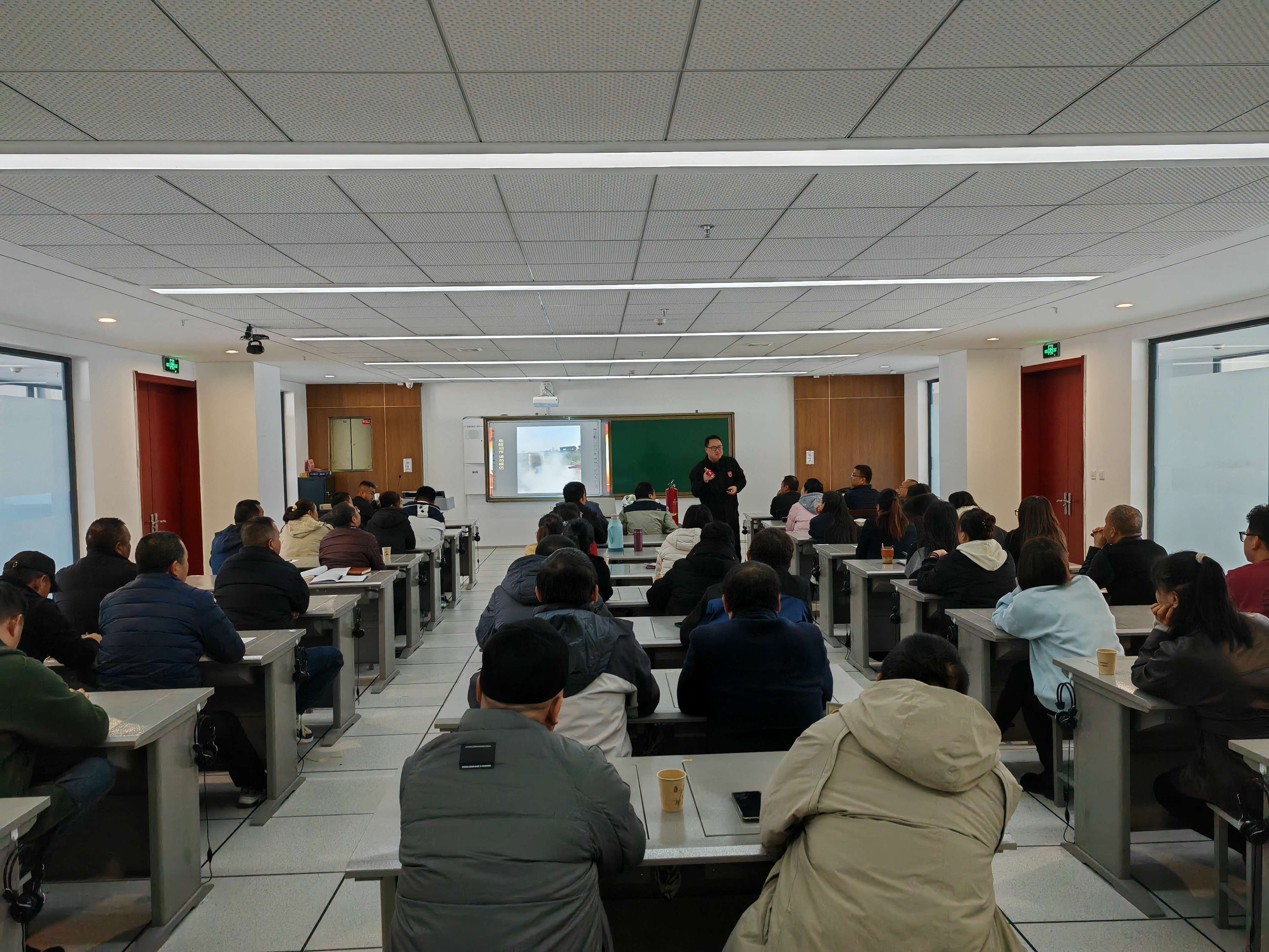 集團公司開展安全生產(chǎn)與消防安全培訓.jpg