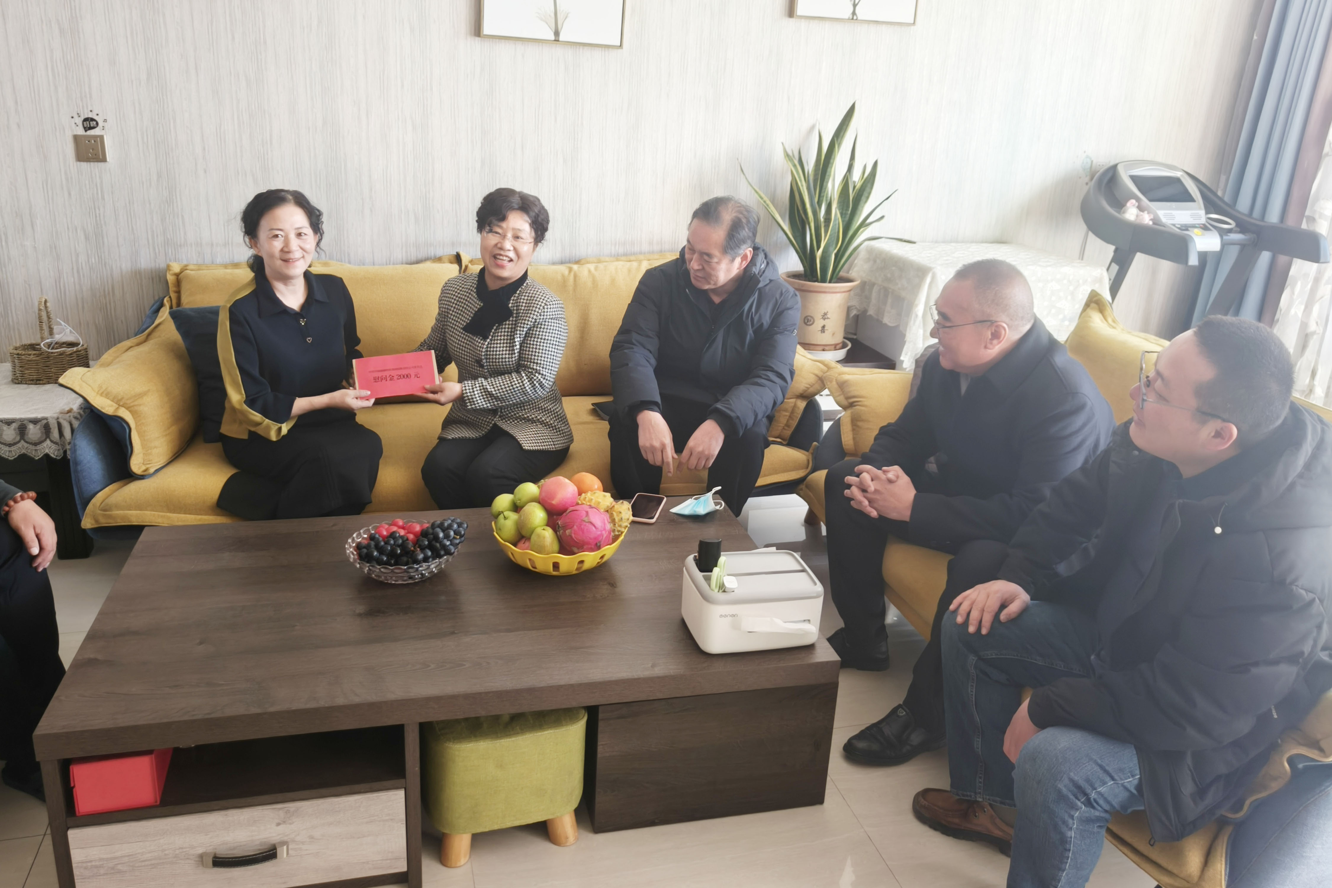 1月29日能投集團(tuán)黨委春節(jié)前慰問(wèn)退休黨員.jpg