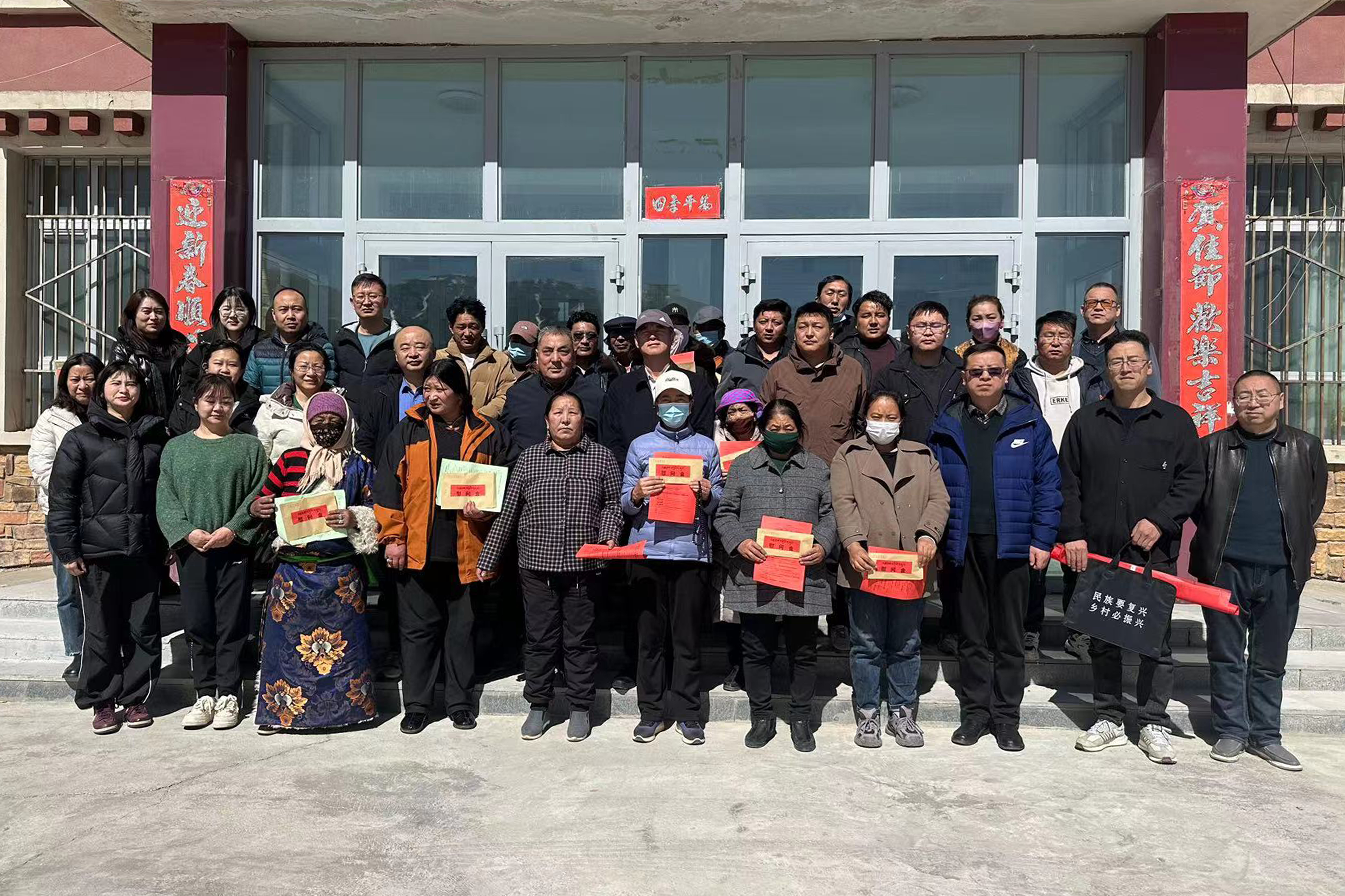 3月22日，青海能源集團黨委副書記張繼文和青海能投集團黨委專職副書記苑鋼帶隊，赴天峻縣快爾瑪鄉參木康村和恰通村宣講中央和省委一號文件精神，并對19戶脫貧戶進行了慰問。.jpg