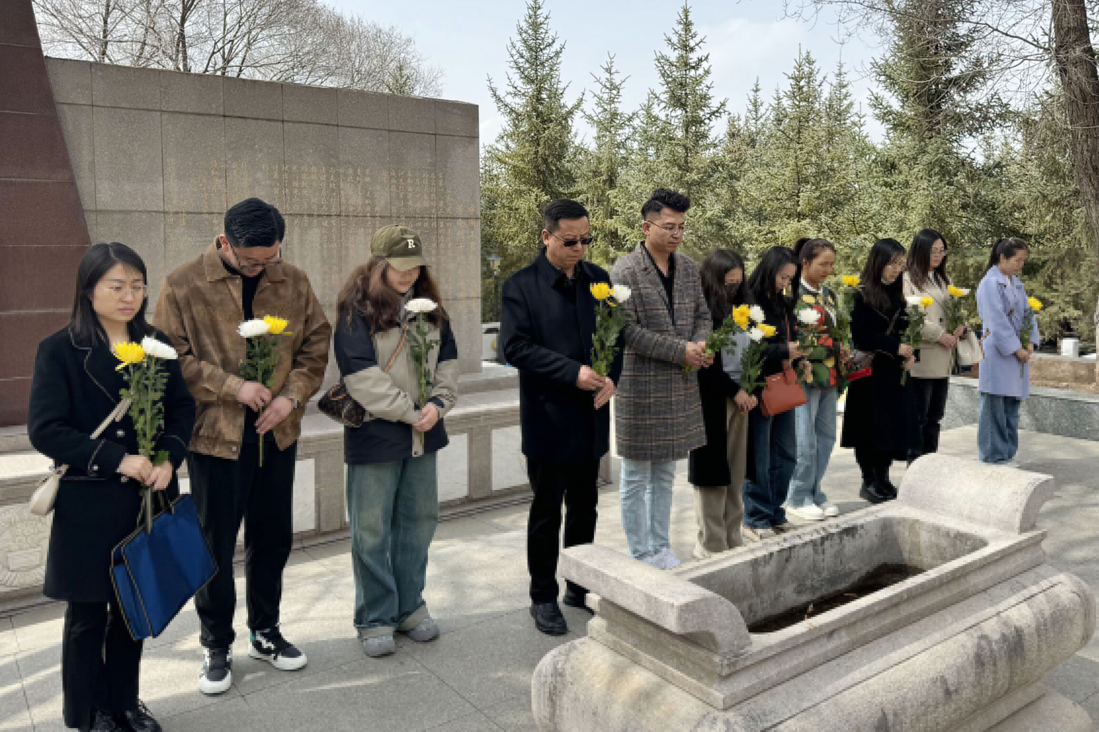 4月3日能投集團(tuán)機(jī)關(guān)黨支部開(kāi)展了以“緬懷革命烈士，弘揚(yáng)愛(ài)國(guó)主義精神”為主題的清明節(jié)緬懷革命先烈活動(dòng).jpg