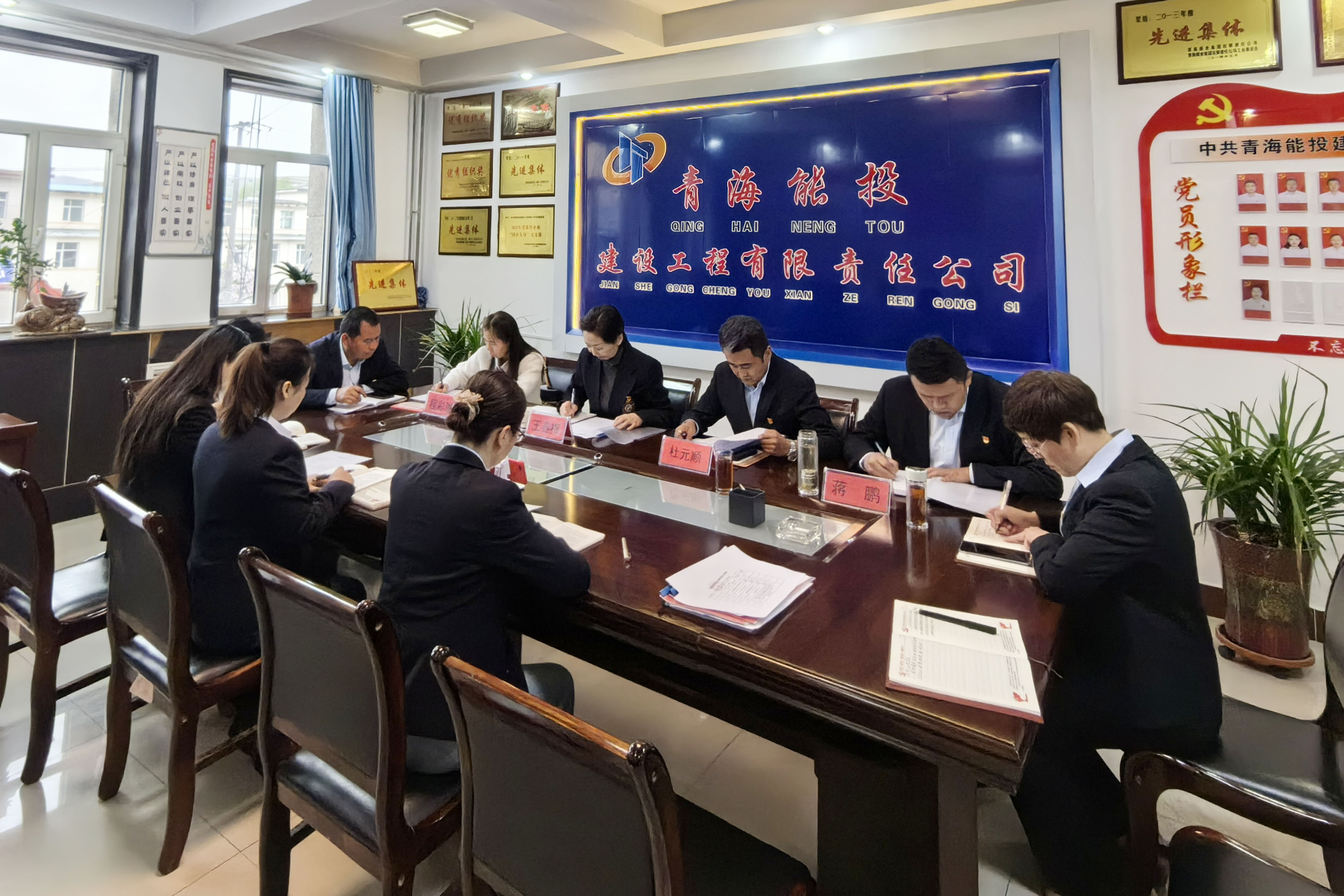 5月10日能投集團黨委書記王春梅以《恪守“六大紀律”筑牢底線意識》為題給全體黨員講了一堂生動的黨課。.jpg
