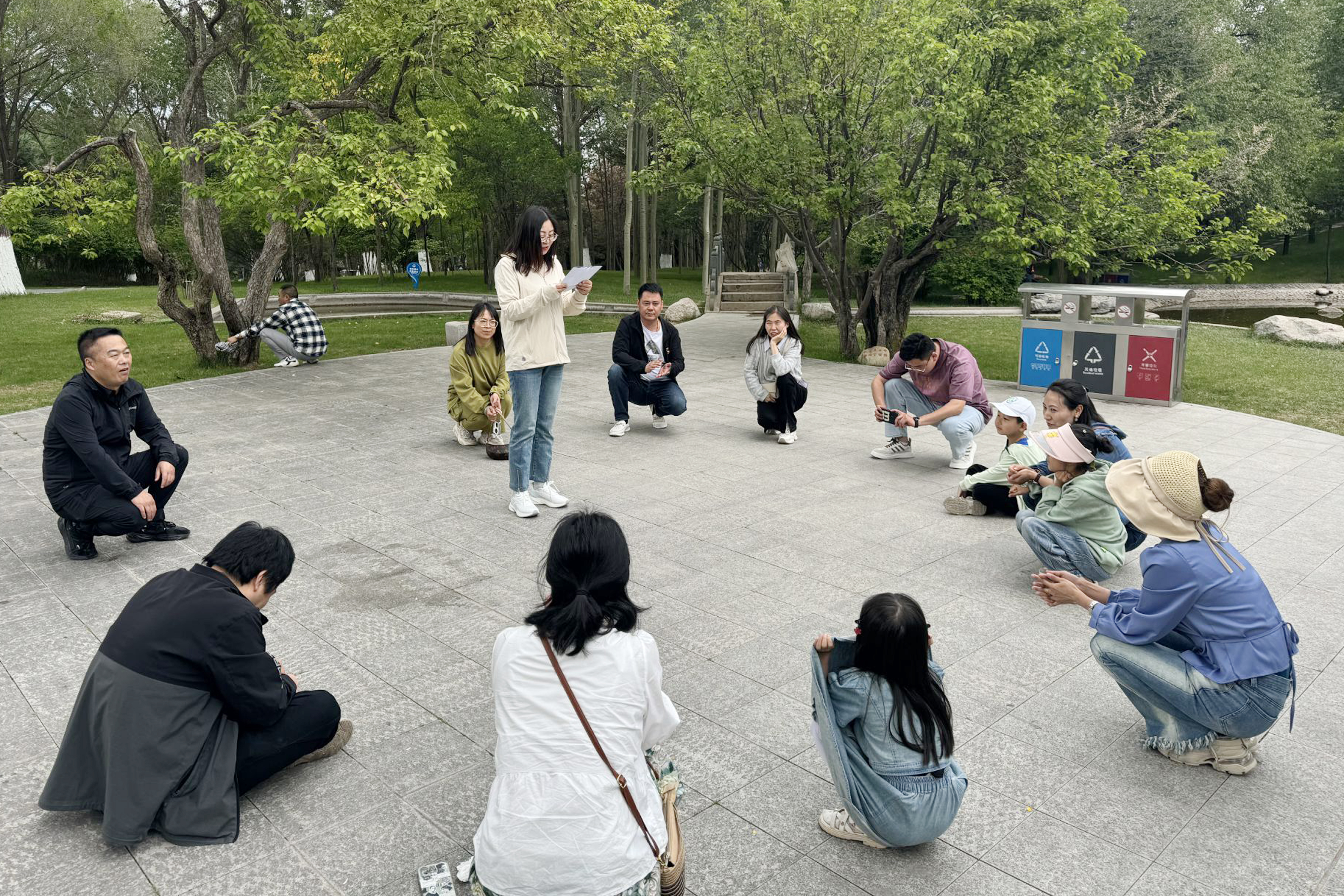 6月3日集團公司機關黨支部書記帶領黨員、青年員工、少年兒童開展了講青海歷史、唱紅歌活動.jpg