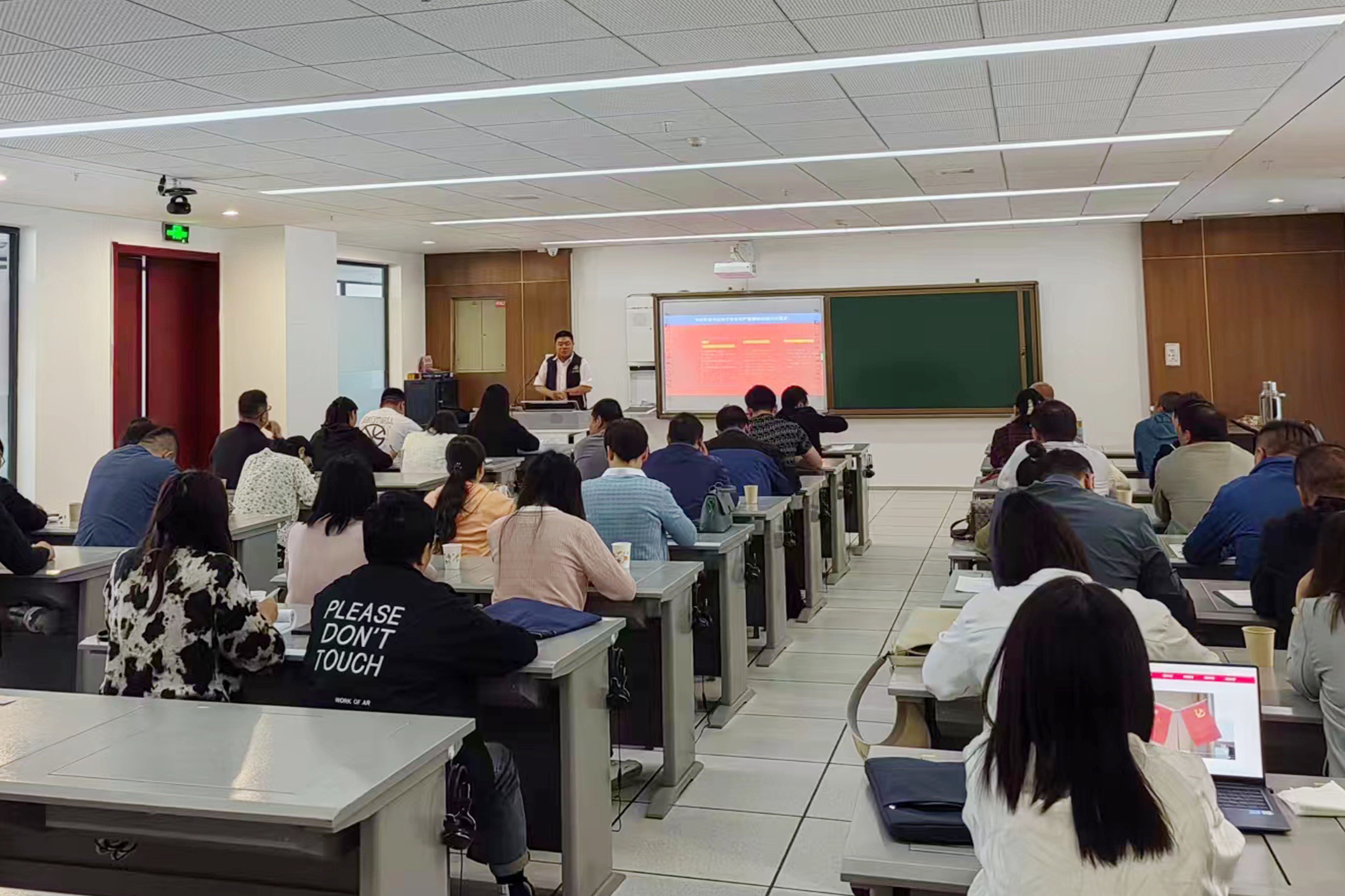 6月份集團公司邀請了蘭州安全健康教育網的資深老師為大家授課。.jpg