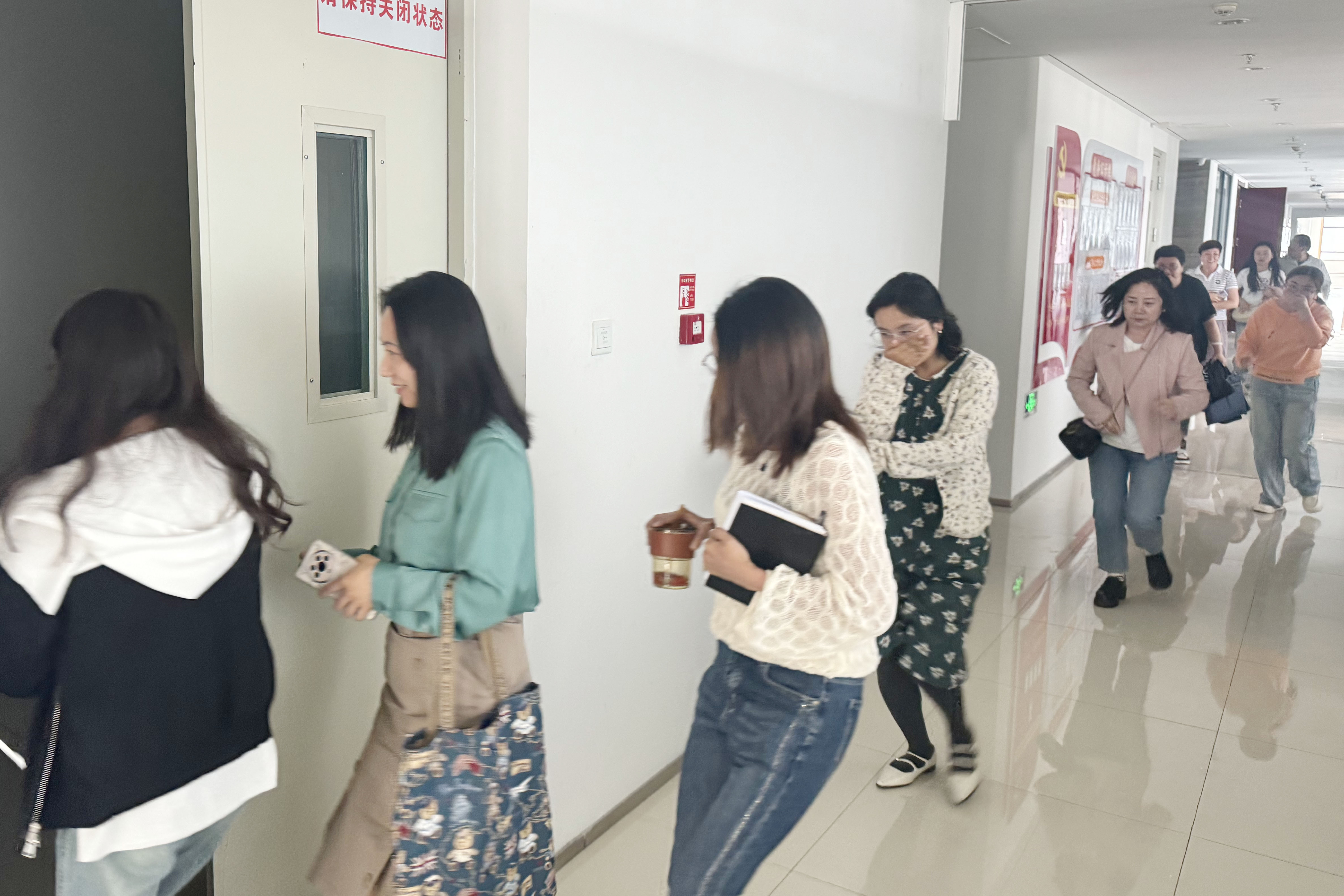 6月份集團(tuán)公司開(kāi)展疏散逃生。.jpg