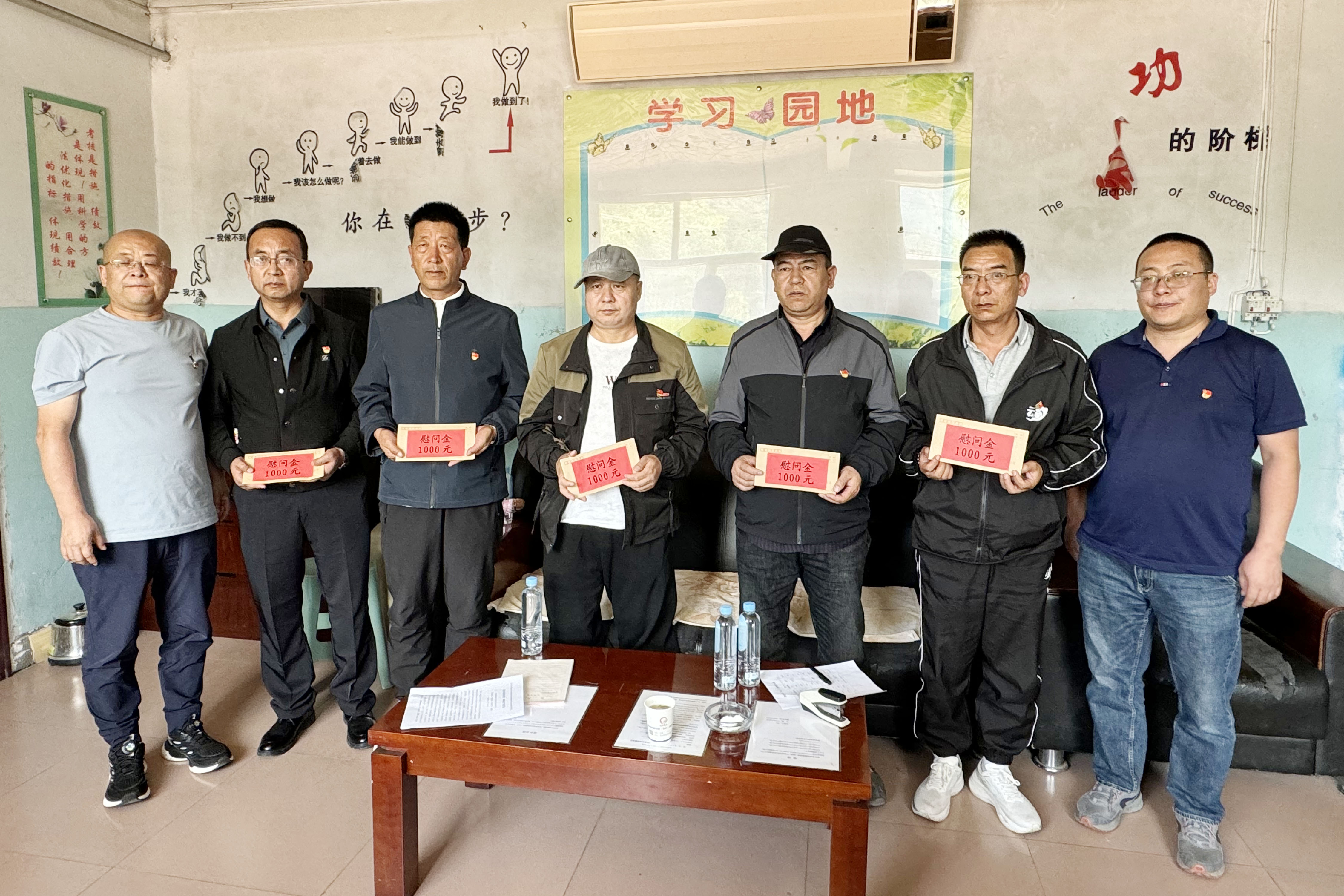 7月1日在“七一”建黨節(jié)之際，集團公司黨委開展“七一”慰問活動。.jpg